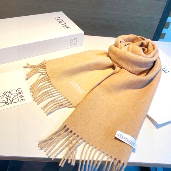 LOEWE's new cashmere and wool blended jacquard scarf - Picture 1 of 9